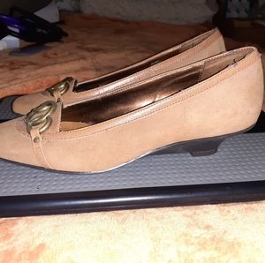 Suede sz 7 Aerosole 1 1/2 tan wedges never worn